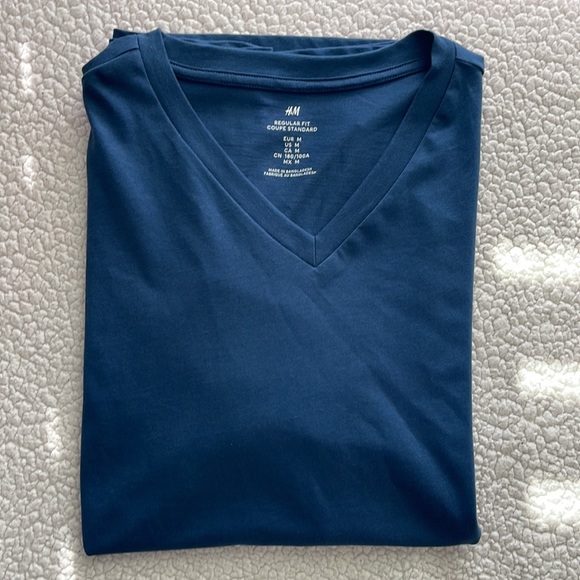 H&M short sleeves Tee. Size: Medium - Picture 5 of 6